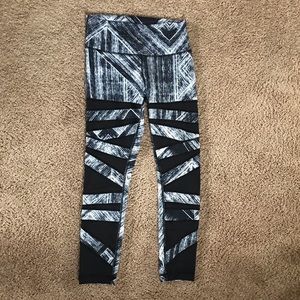 Rare Lululemon Wunder Under, size 6